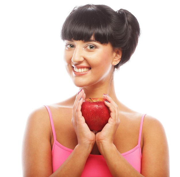 Mujer joven morena con manzana roja