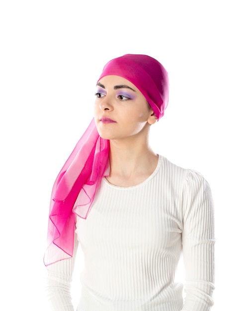 Mujer joven morena con pañuelo de cabeza rosa aislado