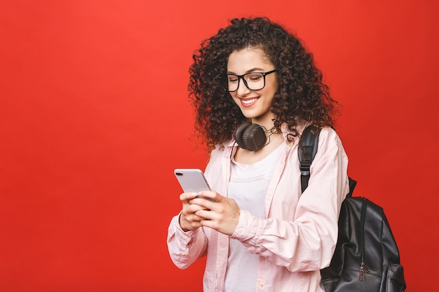 Mujer joven morena con pelo rizado con teléfono