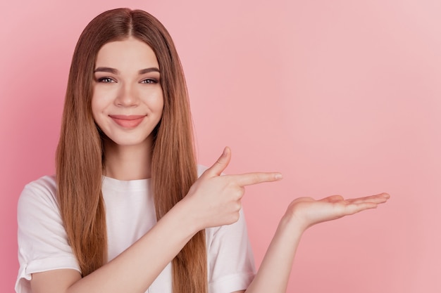 Mujer joven mostrando dedo directo espacio vacío mano mantenga anunciar objeto