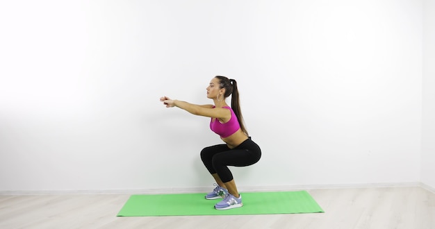 Mujer joven mostrando ejercicios médicos en el gimnasio Hermoso cuerpo estilo de vida saludable