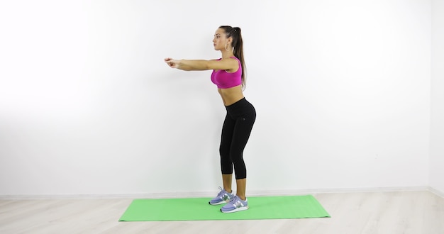 Mujer joven mostrando ejercicios médicos en el gimnasio Hermoso cuerpo estilo de vida saludable