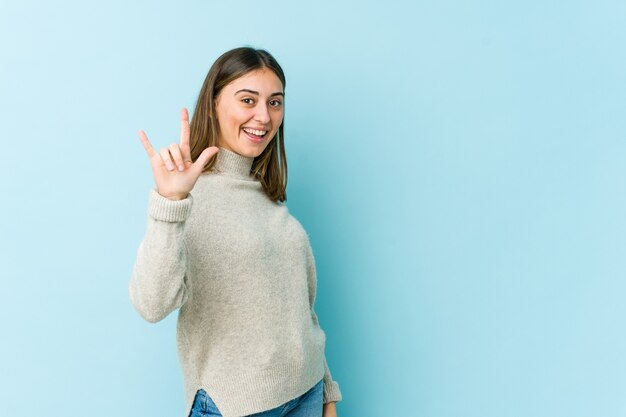 Mujer joven mostrando un gesto de cuernos