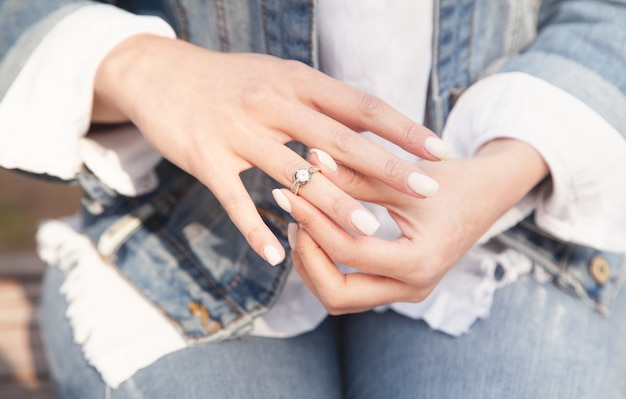 Mujer joven mostrando su anillo de compromiso.