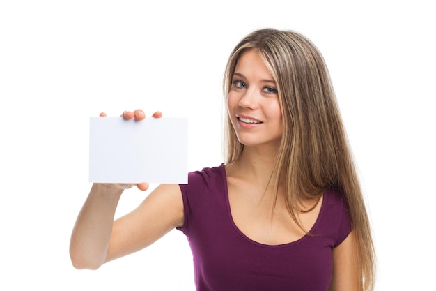 Foto mujer joven mostrando una tarjeta blanca aislada en blanco