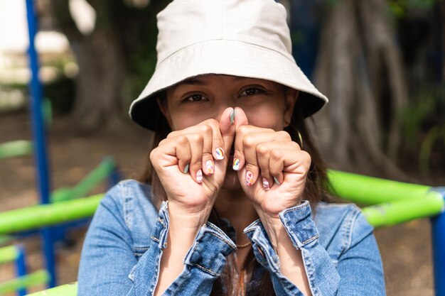 Mujer joven mostrando uñas frescas