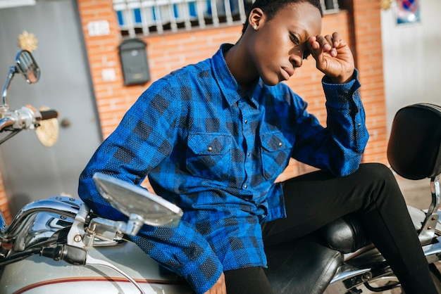 Mujer joven, en, moto