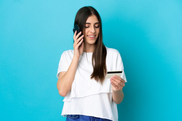 Mujer joven con el móvil