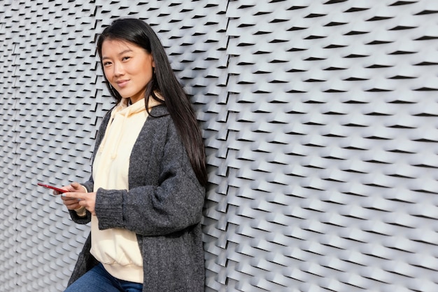 Foto mujer joven, con, móvil