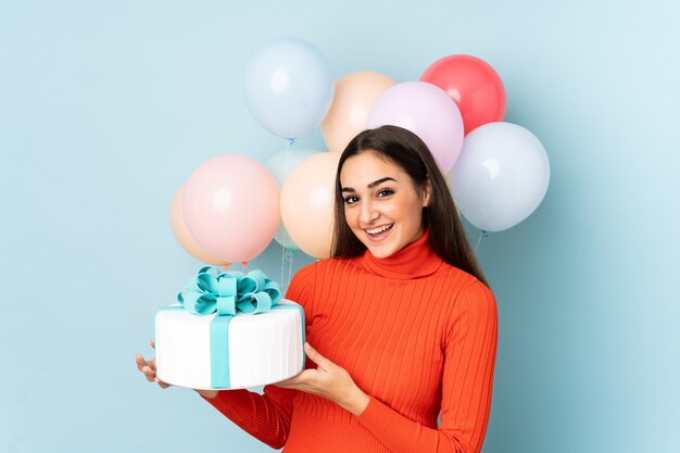 Foto mujer joven con muchos globos