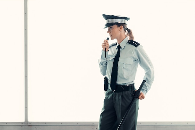 Mujer joven mujer policía de guardia