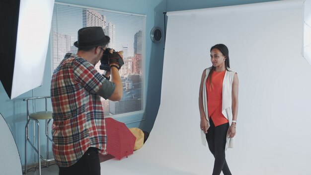 Mujer joven multirracial posando para la revista de moda.