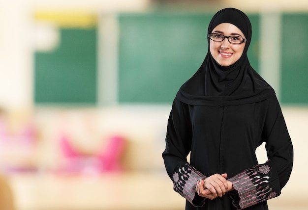 Mujer joven musulmana con hijab en blanco