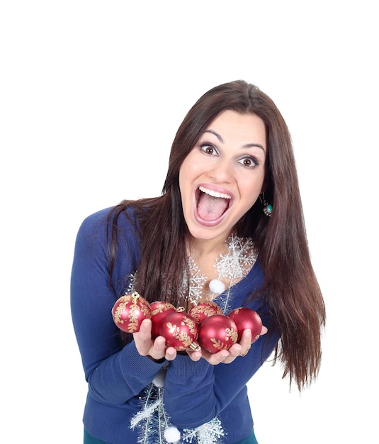 Mujer joven muy feliz mostrando bolas de Navidad