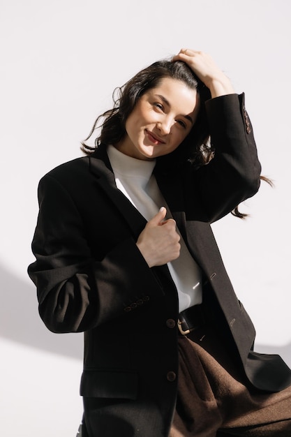 Mujer joven muy positiva y feliz posando para una foto en un estudio fotográfico