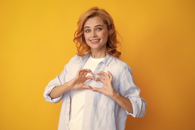 Mujer joven muy romántica haciendo un gesto de corazón que muestra amor y afecto gesto agradecido con una sonrisa feliz y tierna Sentimientos de niña amor Mujer encantadora con símbolo de signo de corazón