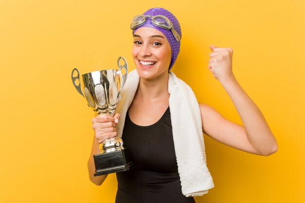 Foto mujer joven nadador caucásico celebrando una victoria