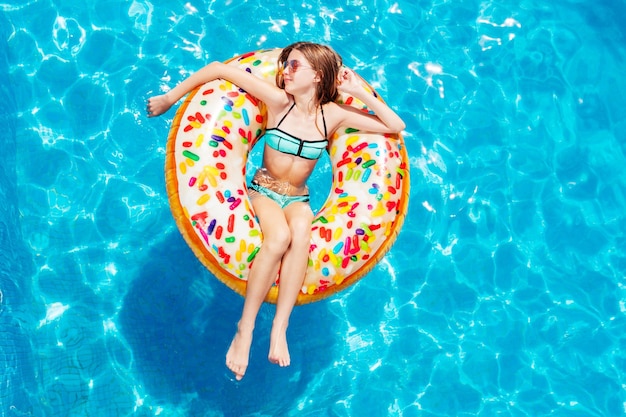 Mujer joven nadando en la piscina