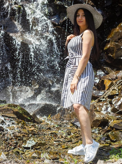 mujer joven en la naturaleza mujer bonita en el parque en un día de verano