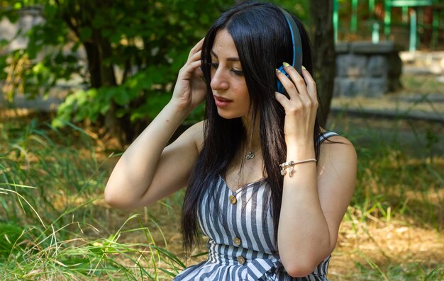 mujer joven en la naturaleza mujer bonita en el parque en un día de verano