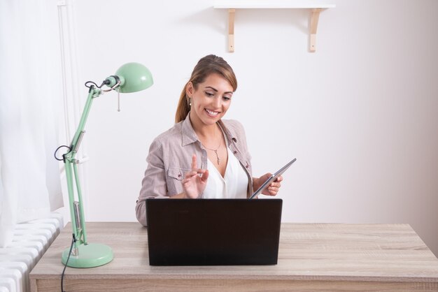 Mujer joven navegando por la web