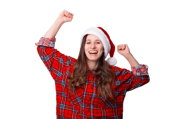 Mujer joven navideña es feliz y hace el gesto ganador.