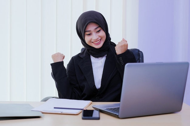 Mujer joven de negocios positiva alegre en la oficina obtener una nueva idea