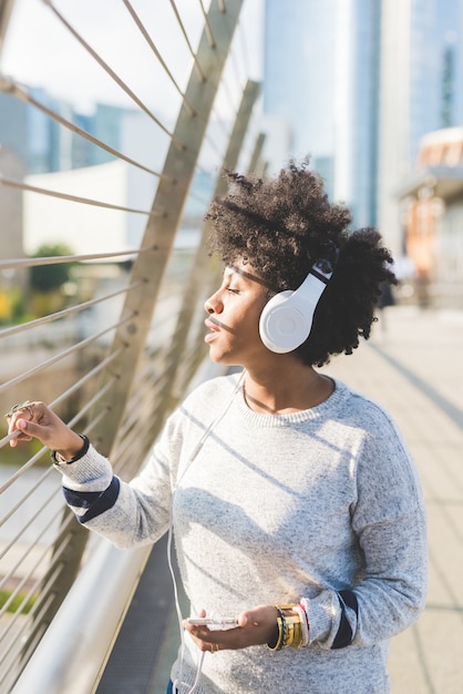 Mujer joven negra escuchando música