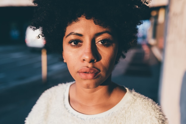 Mujer joven negra posando en la cámara