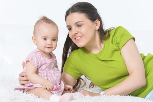 Mujer joven con niña