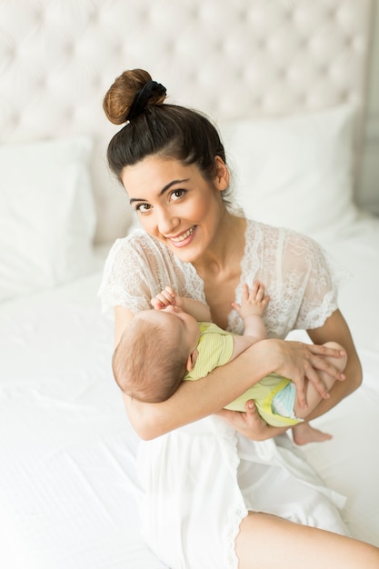 Mujer joven con niña