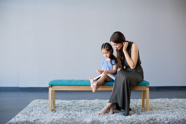 Mujer joven y niña