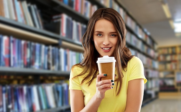 Foto mujer joven o adolescente bebiendo café