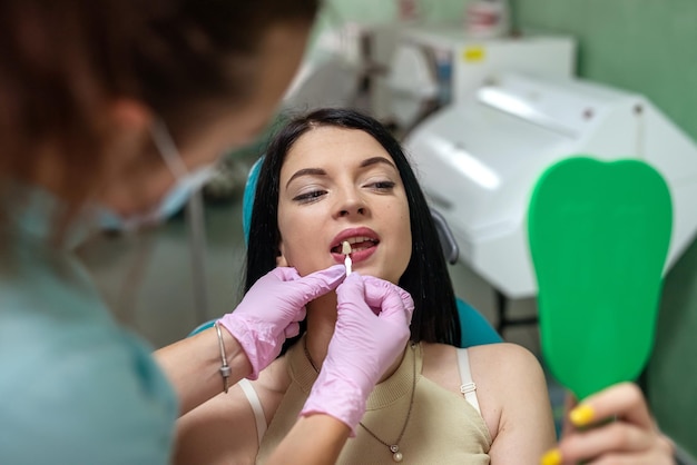 Mujer joven en odontología con médico hablando higiene dental