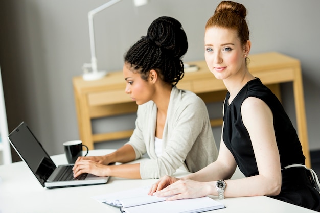 Mujer joven en la oficina