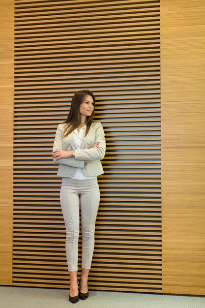 Foto mujer joven en la oficina