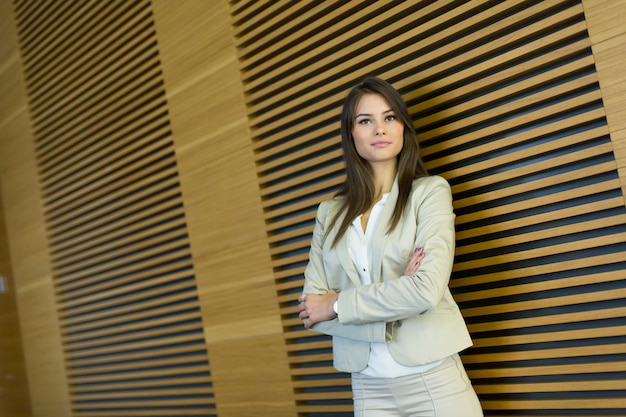 Mujer joven en la oficina