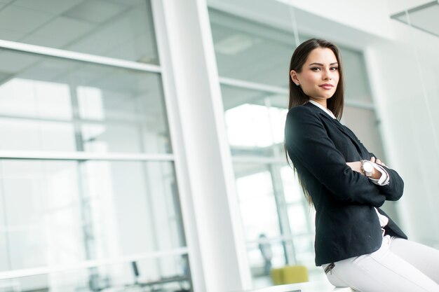 Mujer joven en la oficina