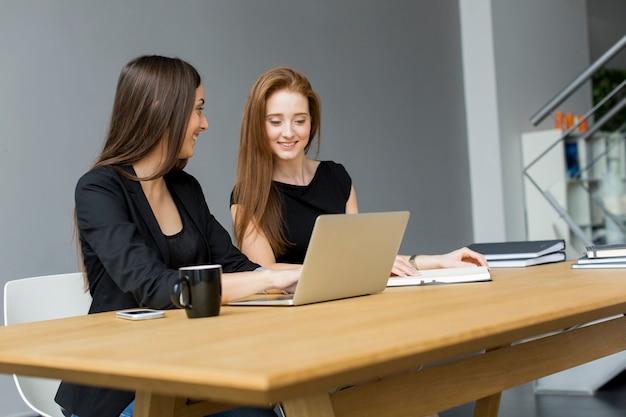 Mujer joven en la oficina