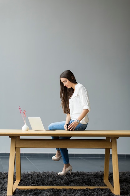 Mujer joven en la oficina