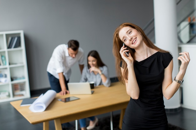 Mujer joven en la oficina