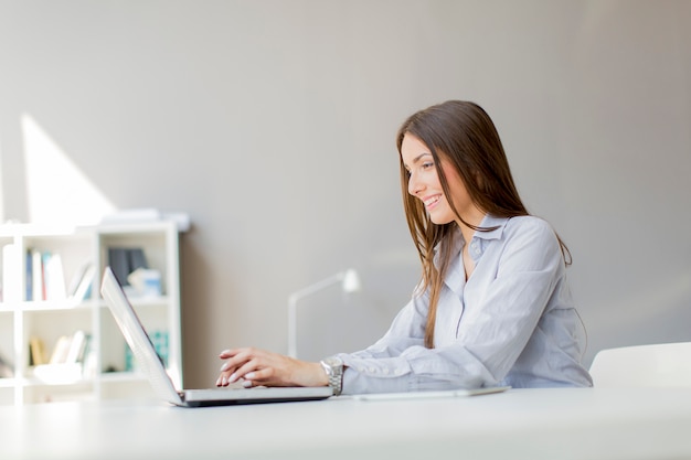 Mujer joven en la oficina