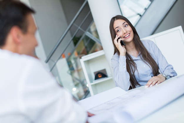 Mujer joven en la oficina