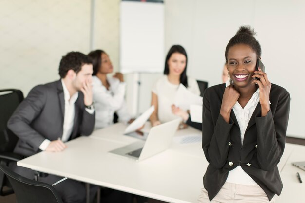 Mujer joven, en la oficina