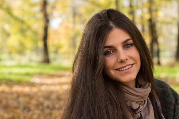 mujer joven con ojos azules en el campo