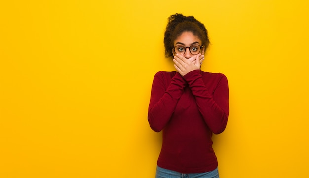 Mujer joven con ojos azules sorprendida y conmocionada