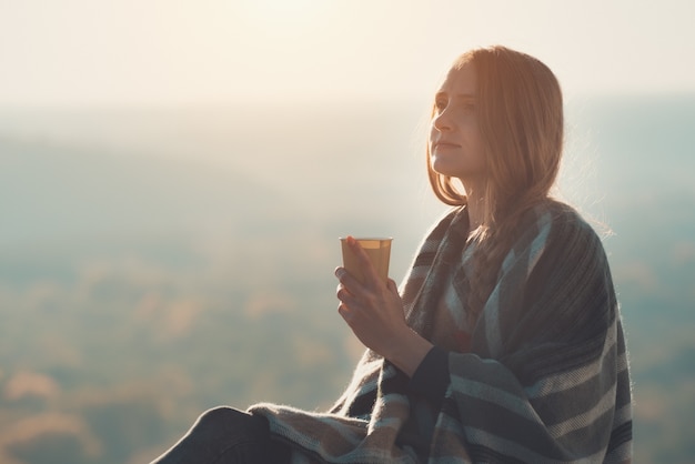 Mujer joven con los ojos cerrados disfruta del aire