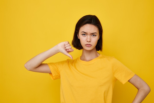 Mujer joven optimista en camiseta amarilla posando moda Estilo de vida inalterado