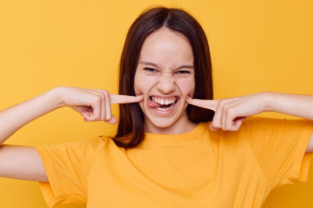 Mujer joven optimista posando fondo aislado de ropa casual de estilo juvenil de moda