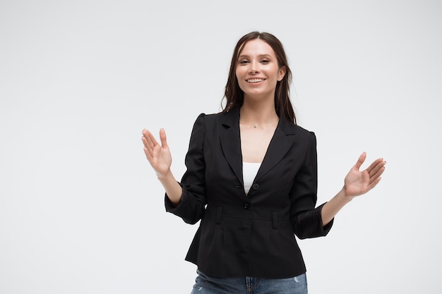 Mujer joven optimista positiva en ropa casual gesticulando y mostrando gran tamaño con las manos